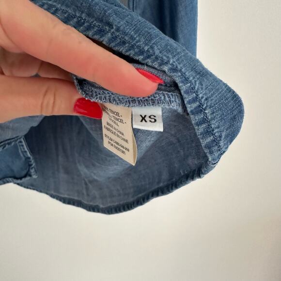 Cloth & Stone Ruffled V-Neck Chambray Long Sleeve Top Blue XS - Picture 6 of 6